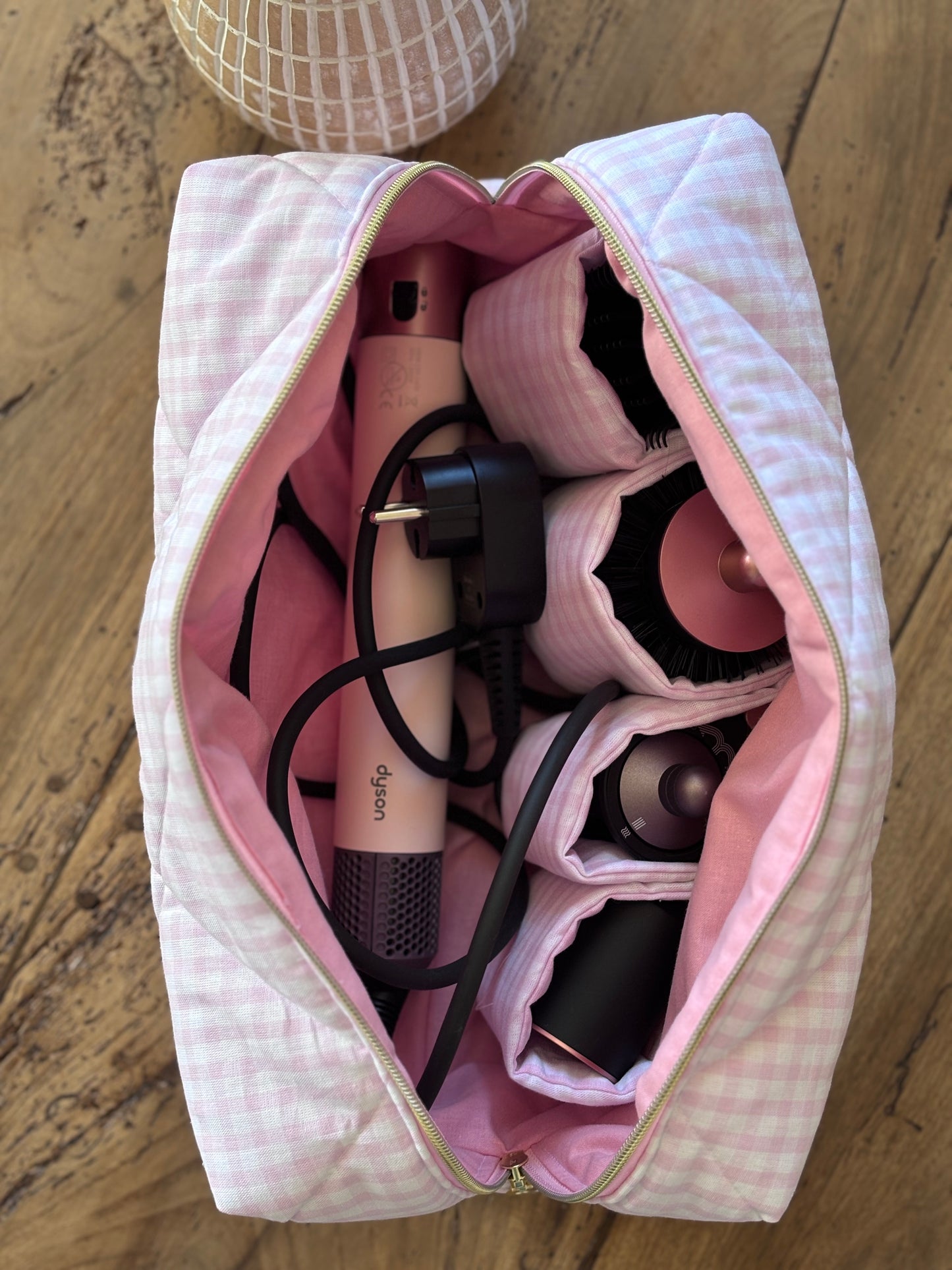 Trousse Louise - trousse vichy rose clair matelassée pour Dyson Airwrap et Shark FlexStyle