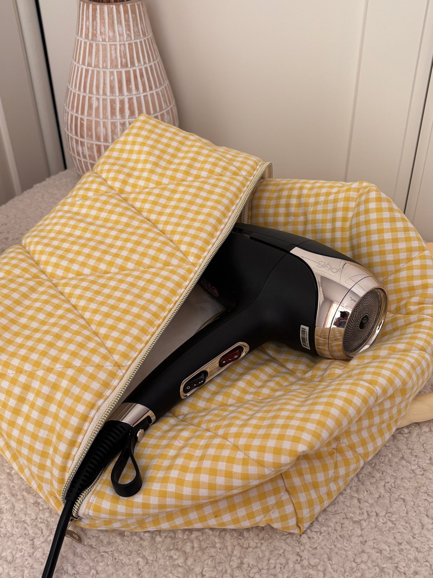Trousse Louise – Trousse matelassée vichy jaune pour sèche-cheveux GHD Helios