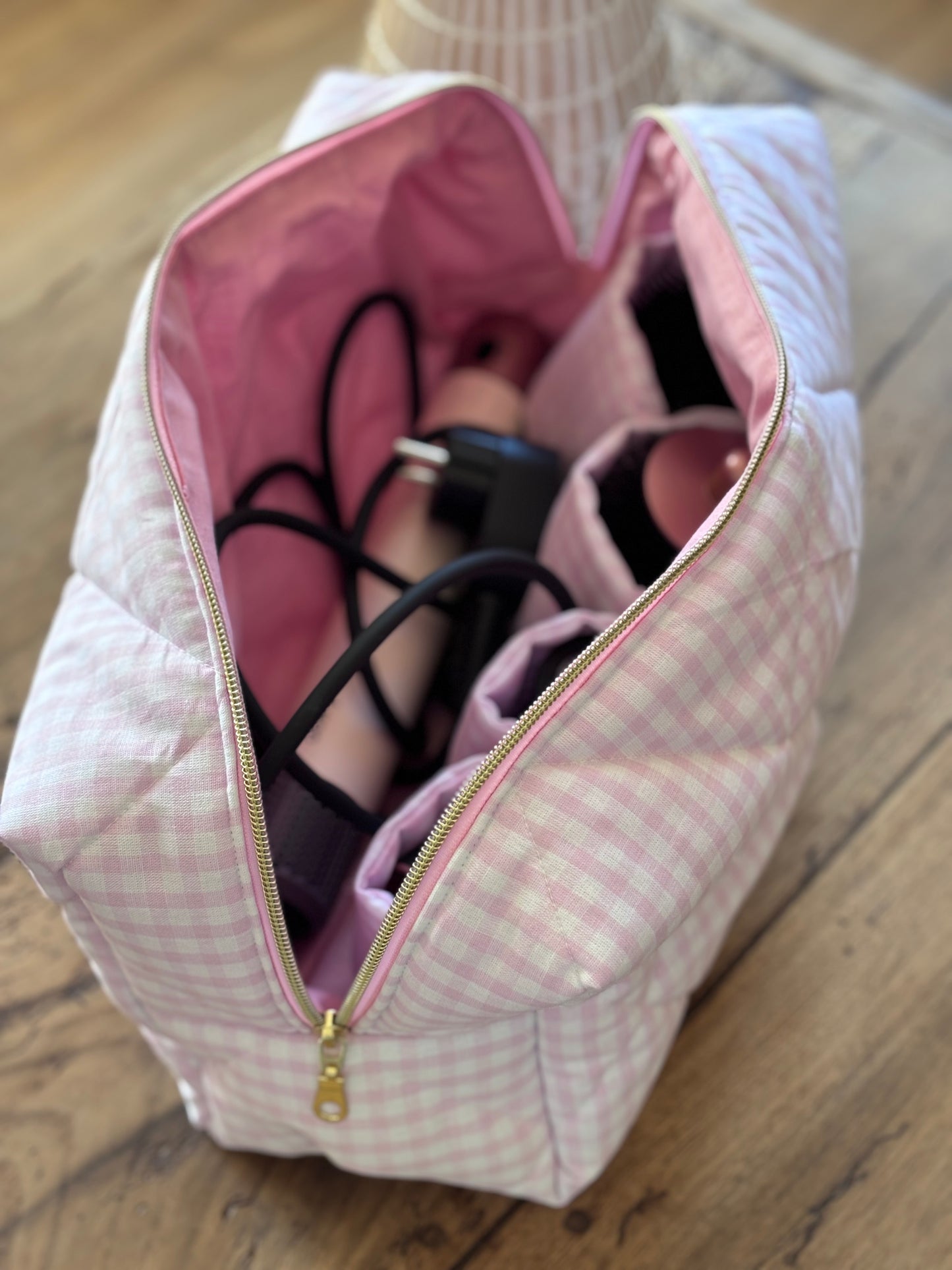 Trousse Louise - trousse vichy rose clair matelassée pour Dyson Airwrap et Shark FlexStyle