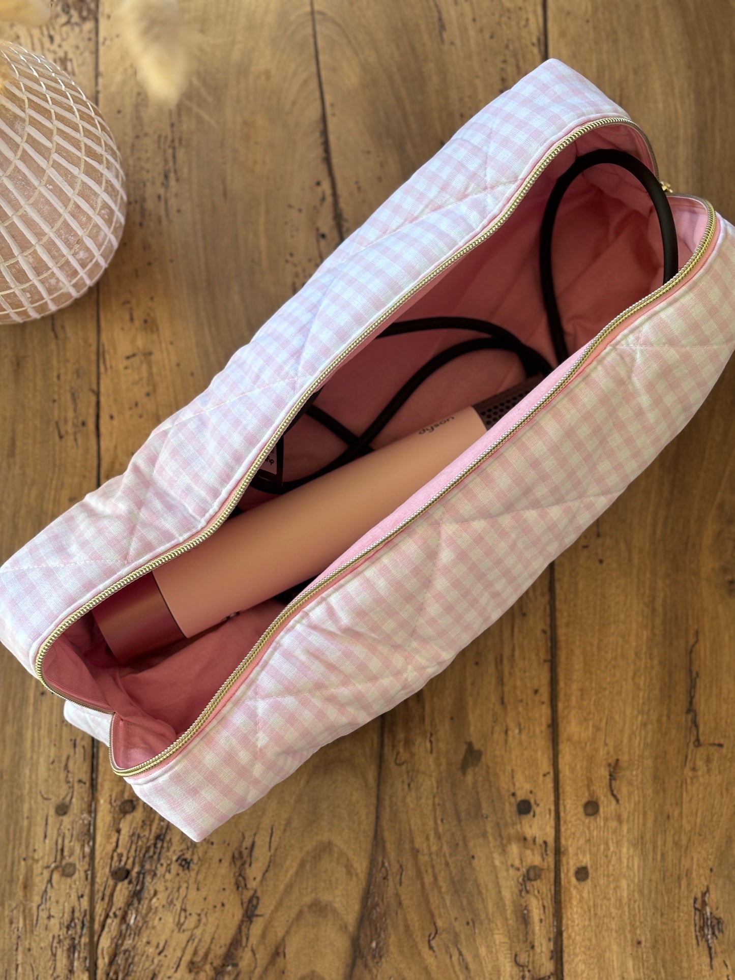 Trousse Louise - trousse vichy rose clair matelassée pour Dyson Airstrait et lisseur