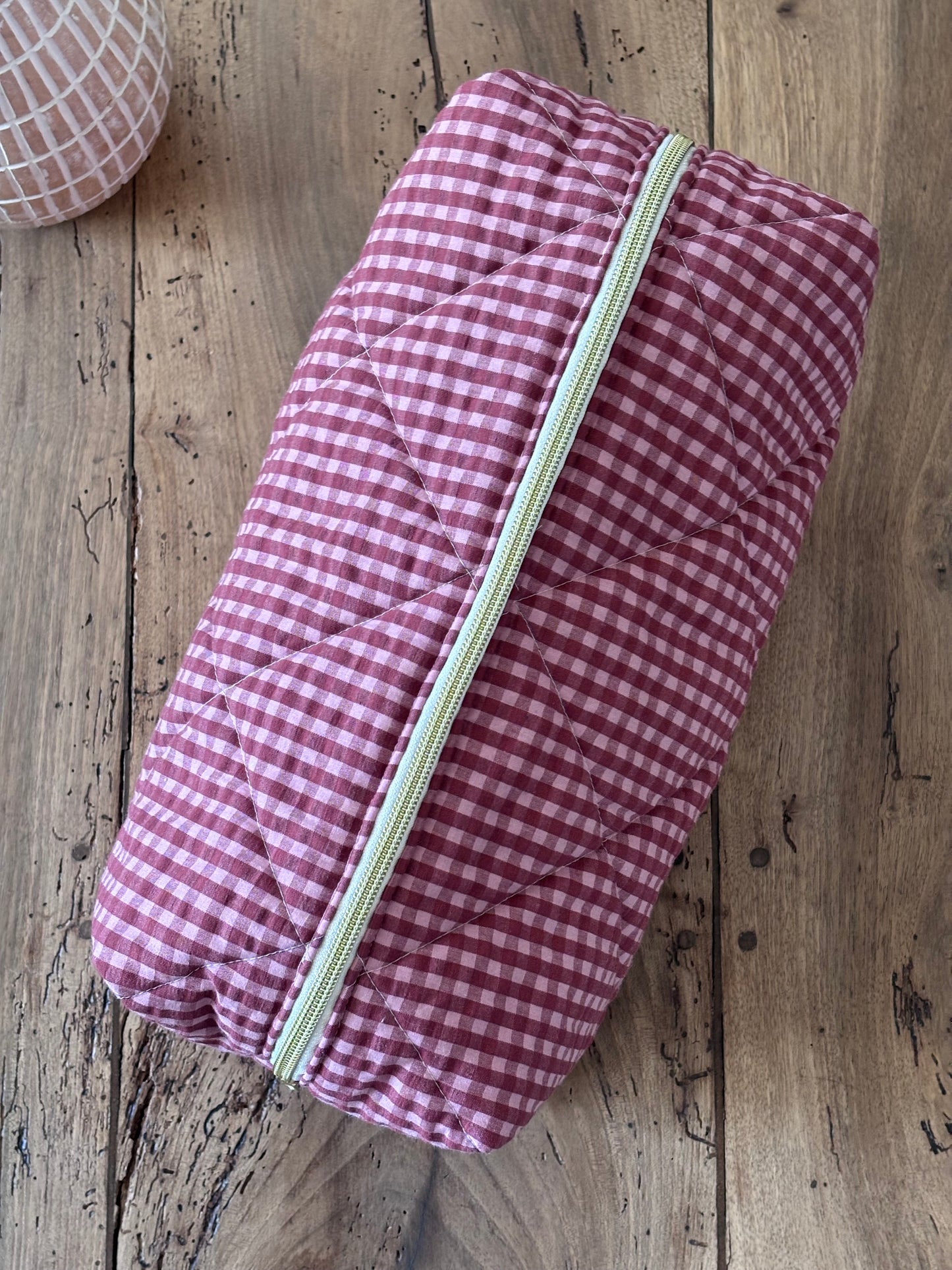 Trousse Zoé - trousse vichy bordeaux et rose matelassée pour Dyson Airwrap et Sharke Flexstyle