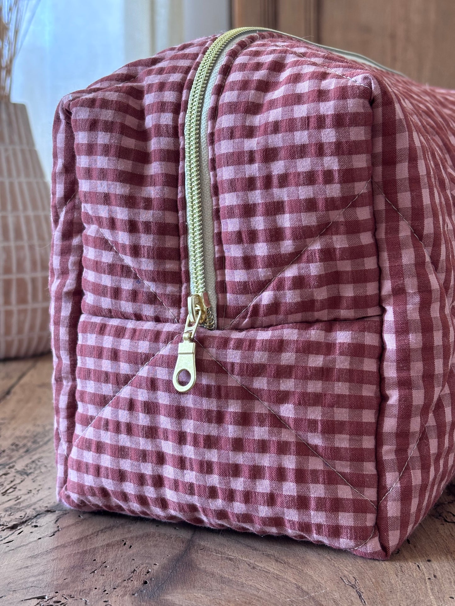 Trousse Zoé - trousse vichy bordeaux et rose matelassée pour Dyson Airwrap et Sharke Flexstyle