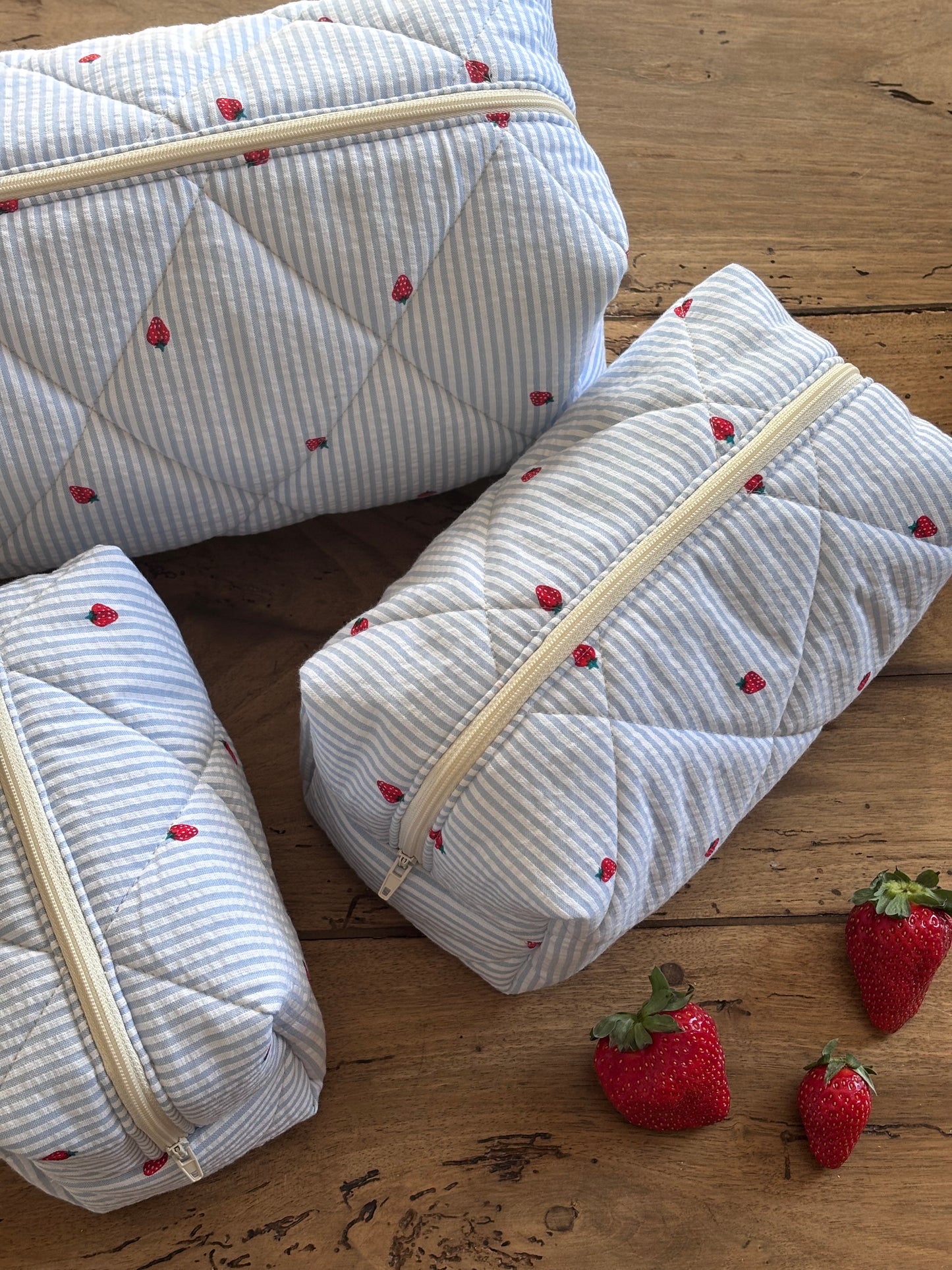 Trousse beauté matelassée Rayures bleues & Fraises