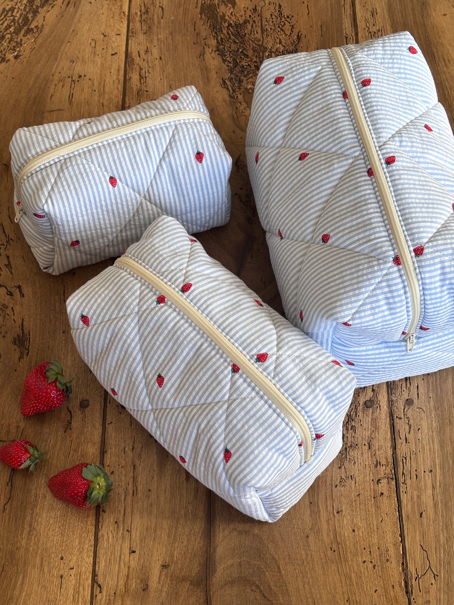 Trousse beauté matelassée Rayures bleues & Fraises
