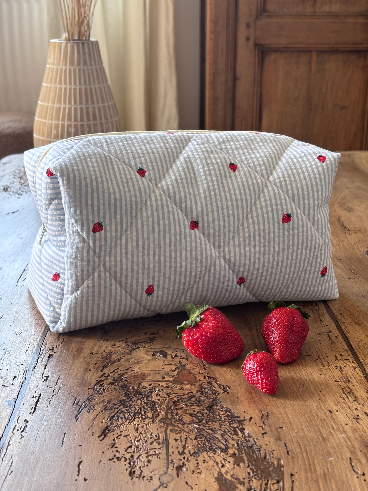 Trousse beauté matelassée Rayures bleues & Fraises