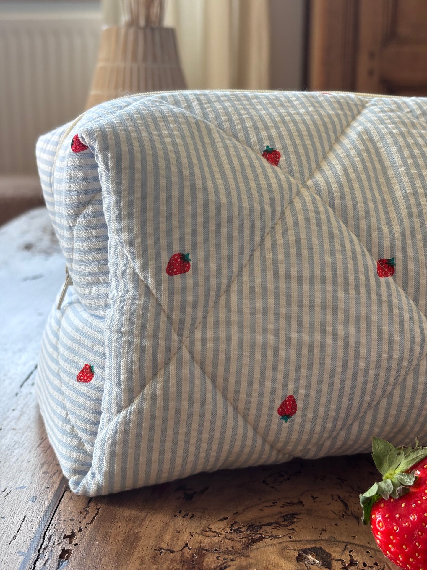 Trousse beauté matelassée Rayures bleues & Fraises