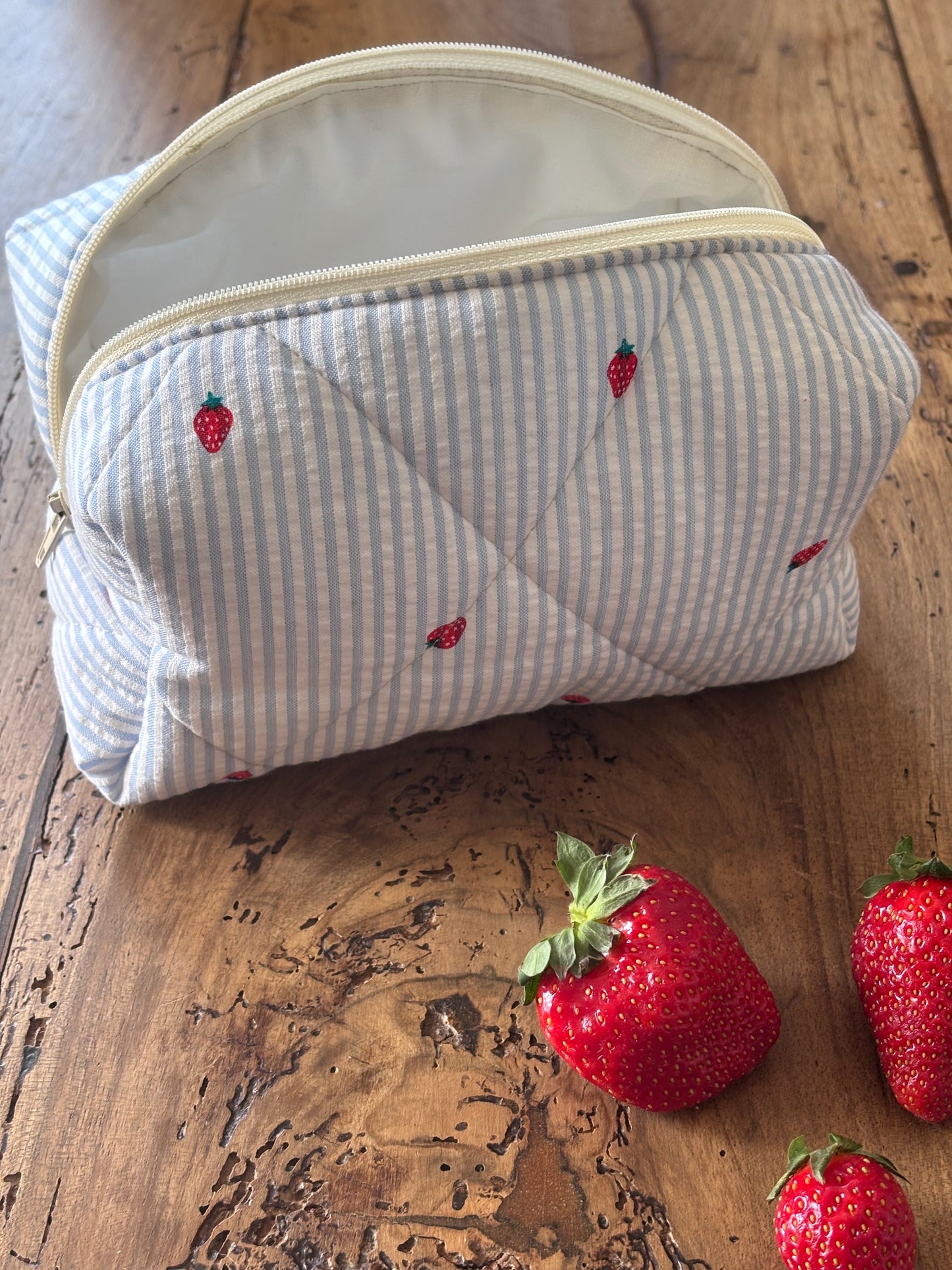 Trousse beauté matelassée Rayures bleues & Fraises