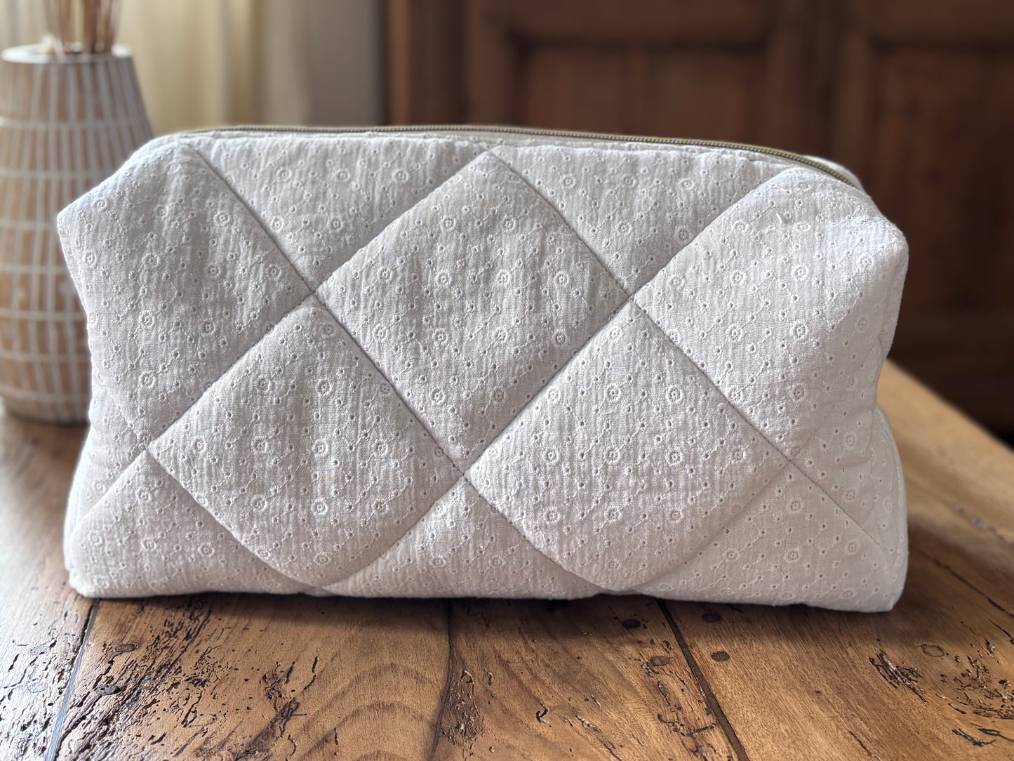 Trousse Jeanne - trousse écrue brodée matelassée pour Dyson Airwrap et Shark FlexStyle