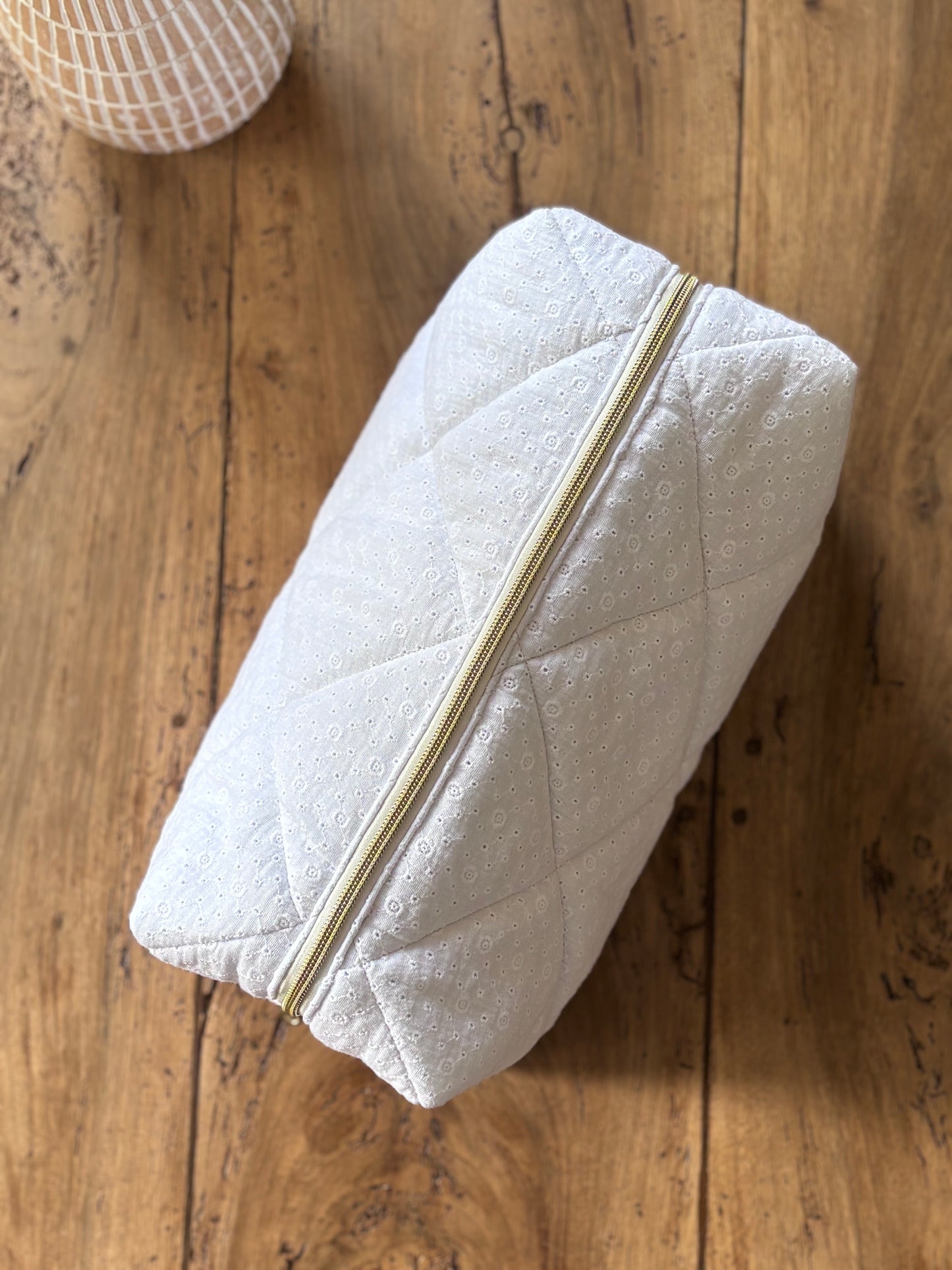 Trousse Jeanne - trousse écrue brodée matelassée pour Dyson Airwrap et Shark FlexStyle