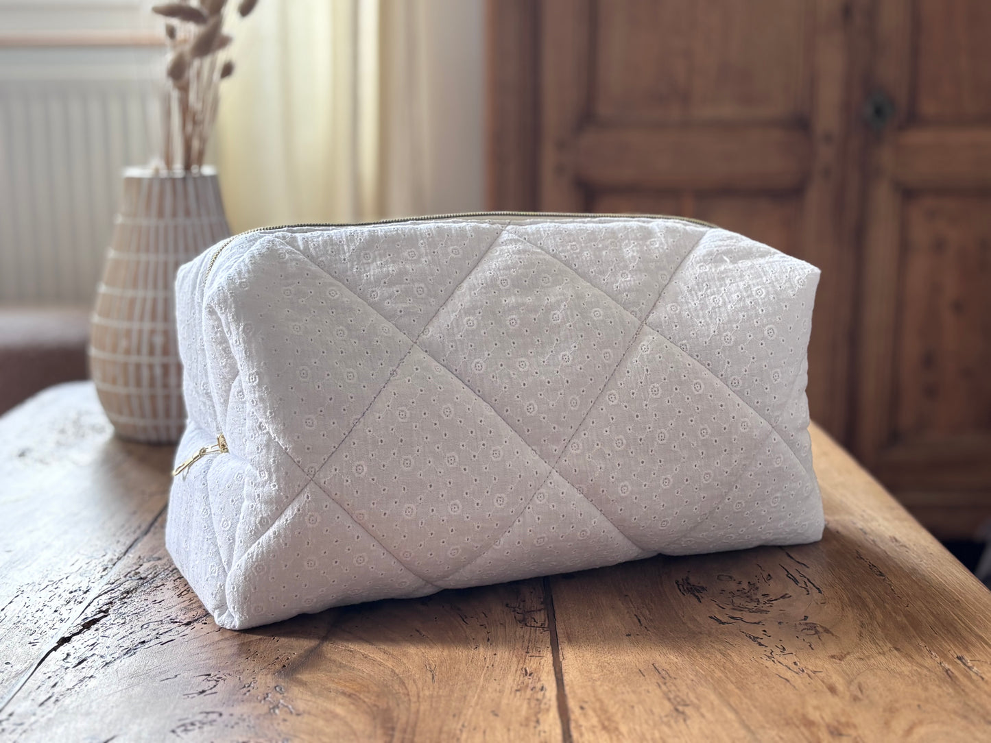 Trousse Jeanne - trousse écrue brodée matelassée pour Dyson Airwrap et Shark FlexStyle