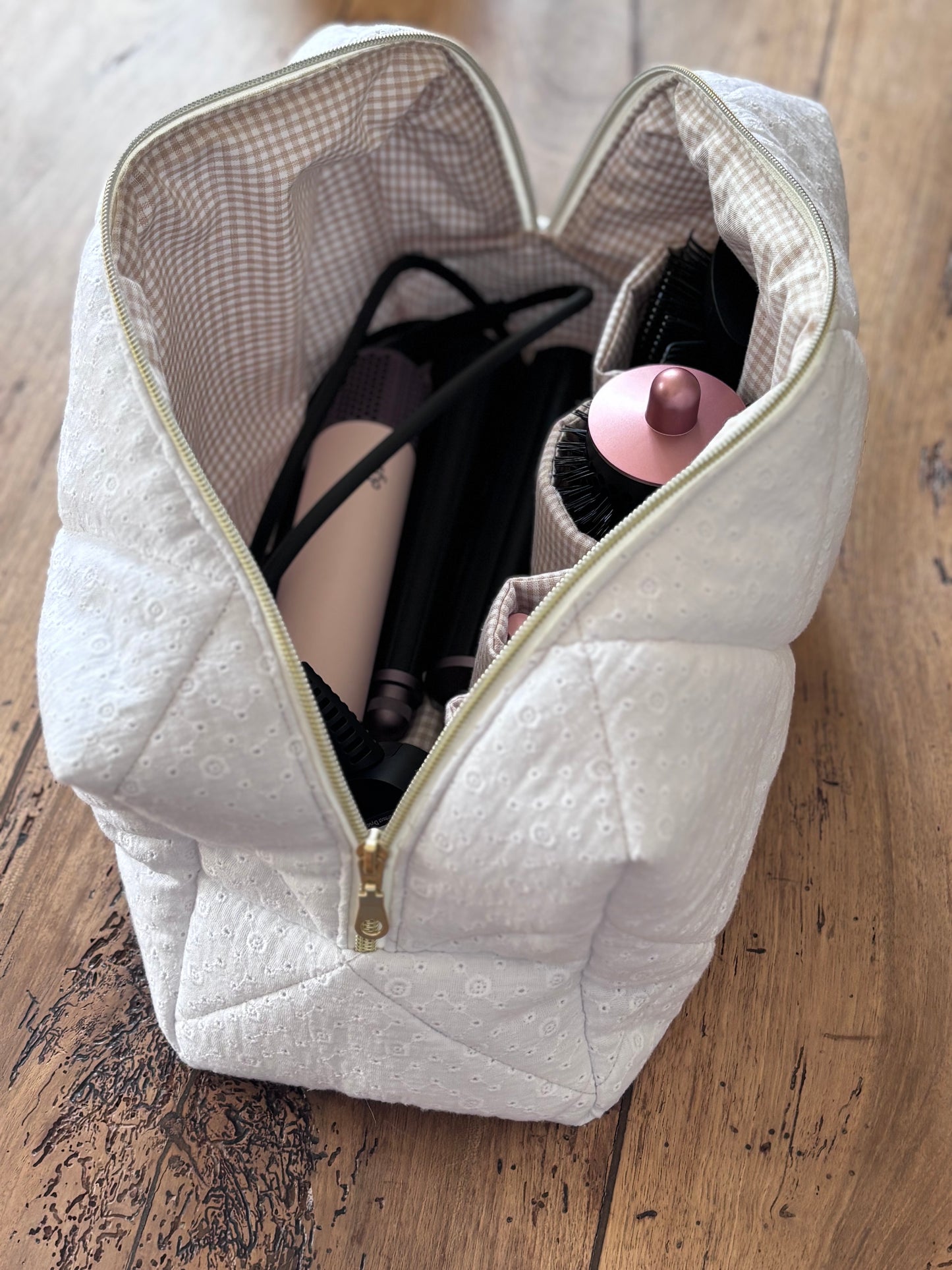 Trousse Jeanne - trousse écrue brodée matelassée pour Dyson Airwrap et Shark FlexStyle