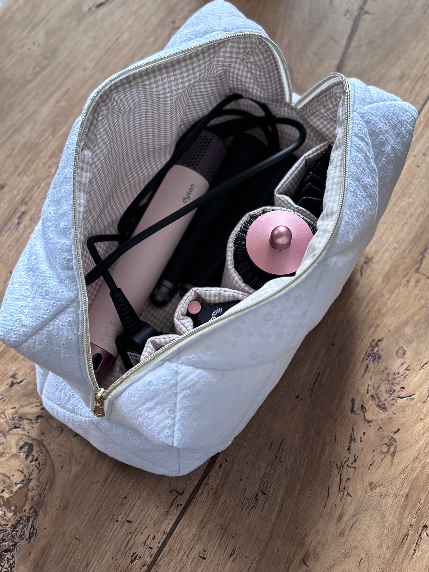 Trousse Jeanne - trousse écrue brodée matelassée pour Dyson Airwrap et Shark FlexStyle