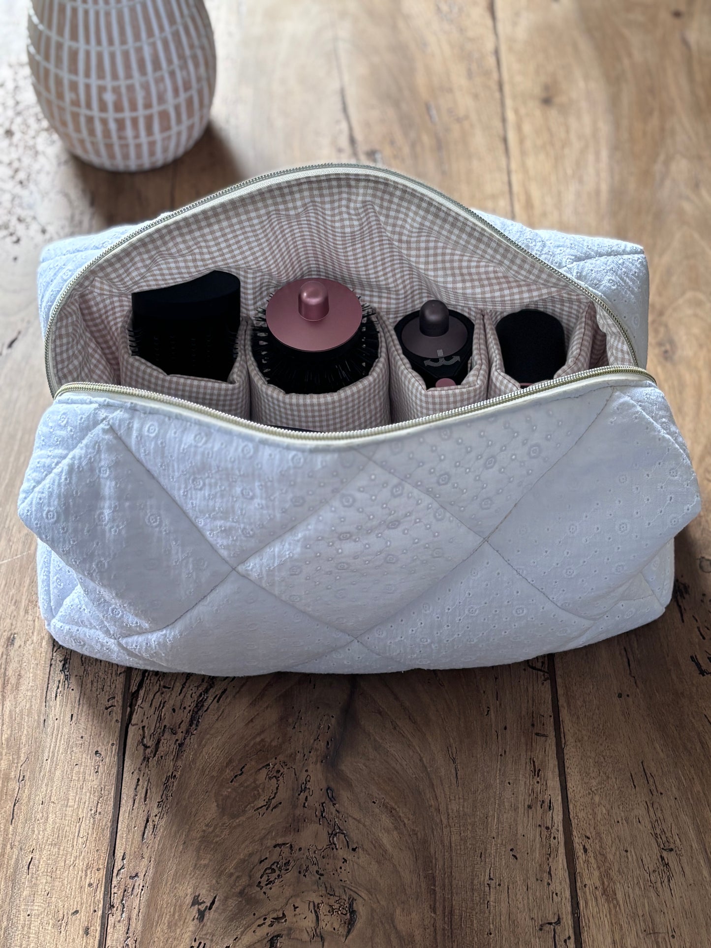 Trousse Jeanne - trousse écrue brodée matelassée pour Dyson Airwrap et Shark FlexStyle