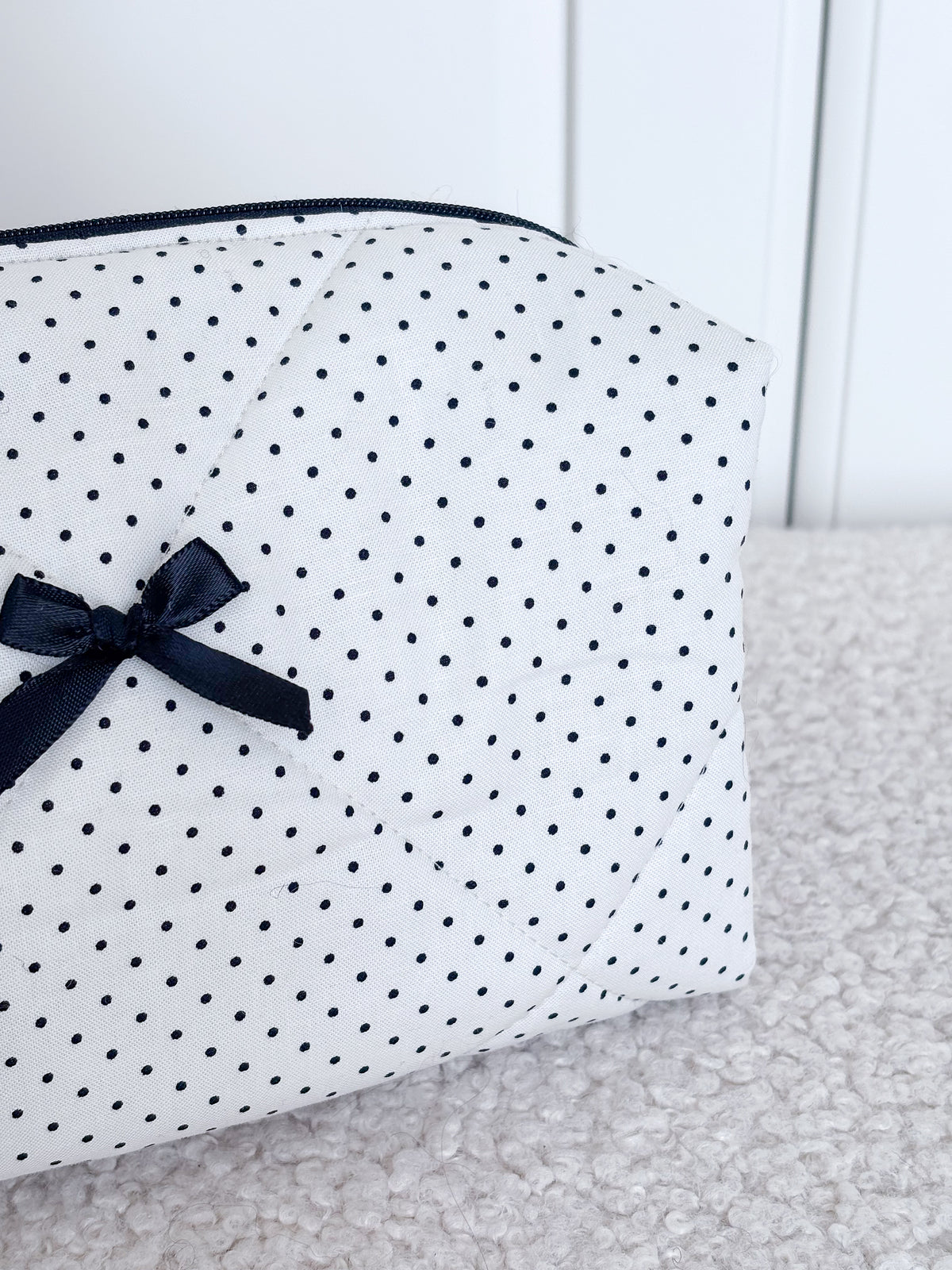 Trousse beauté matelassée blanc pois noirs – Margot