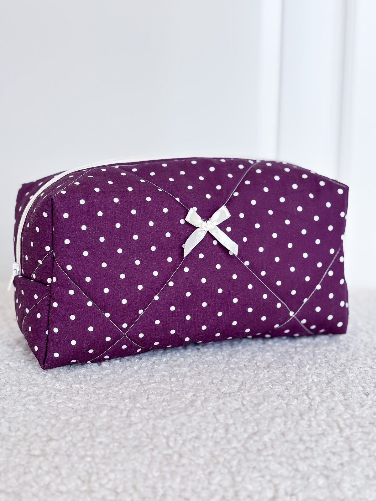 Trousse beauté matelassée bordeaux pois écrus – Garance
