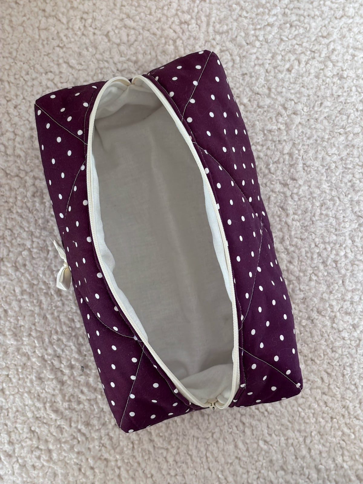 Trousse beauté matelassée bordeaux pois écrus – Garance