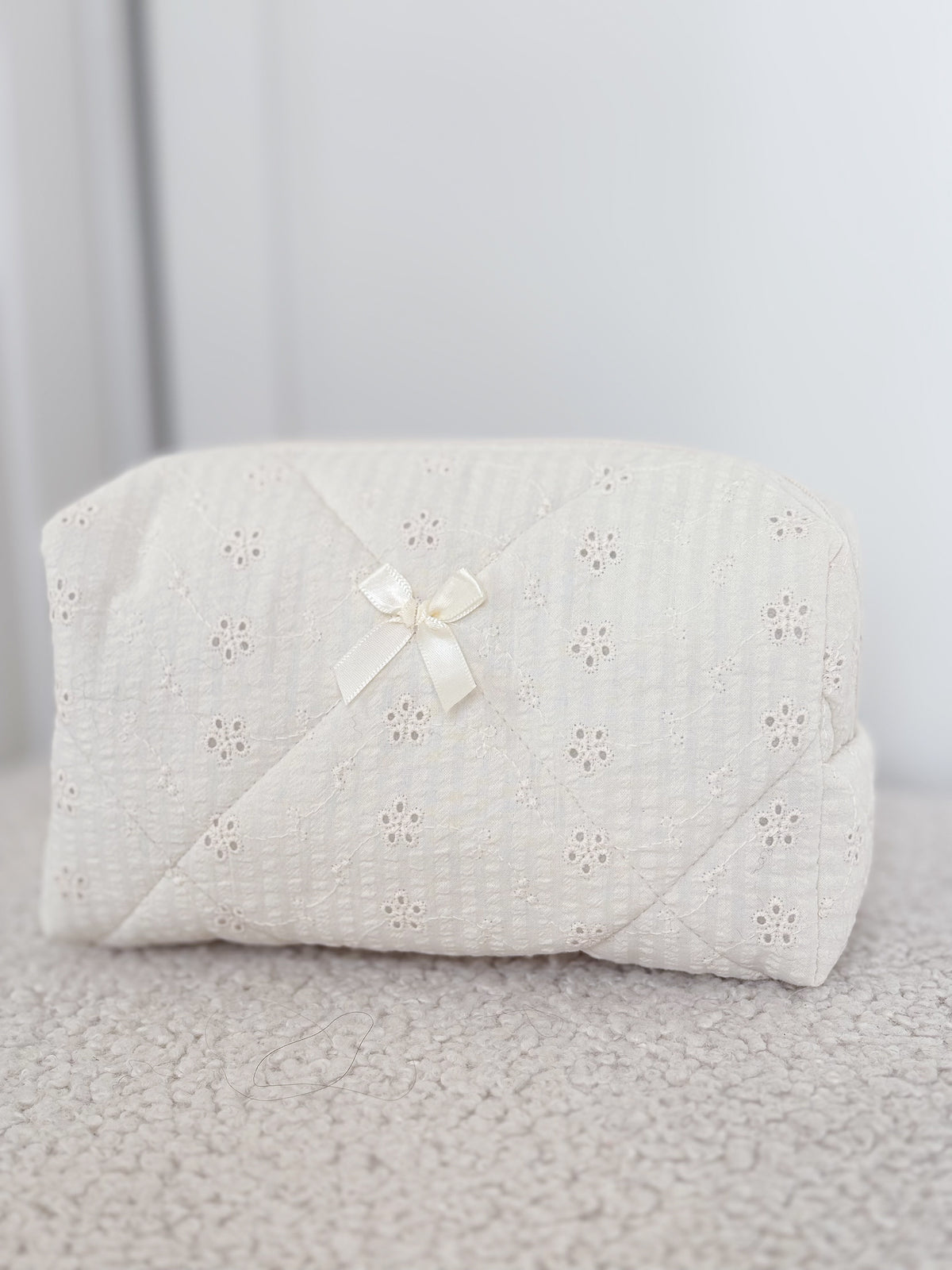Trousse beauté matelassée brodée écrue – Céleste
