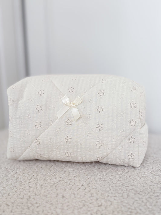 Trousse beauté matelassée brodée écrue – Céleste