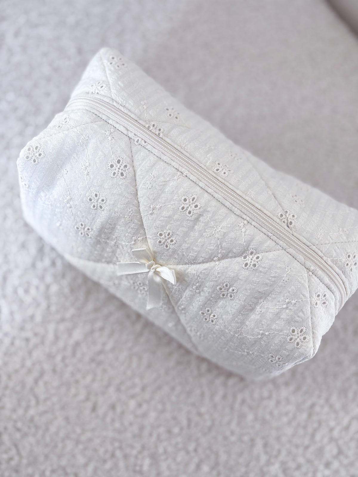 Trousse beauté matelassée brodée écrue – Céleste