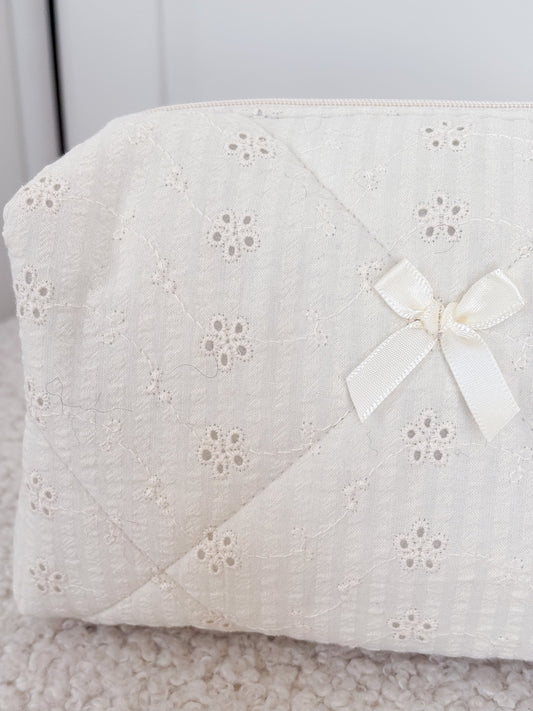 Trousse beauté matelassée brodée écrue – Céleste