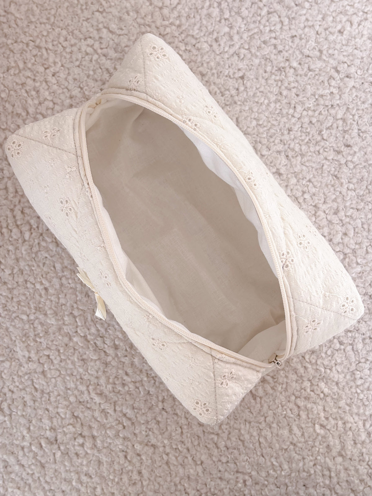Trousse beauté matelassée brodée écrue – Céleste