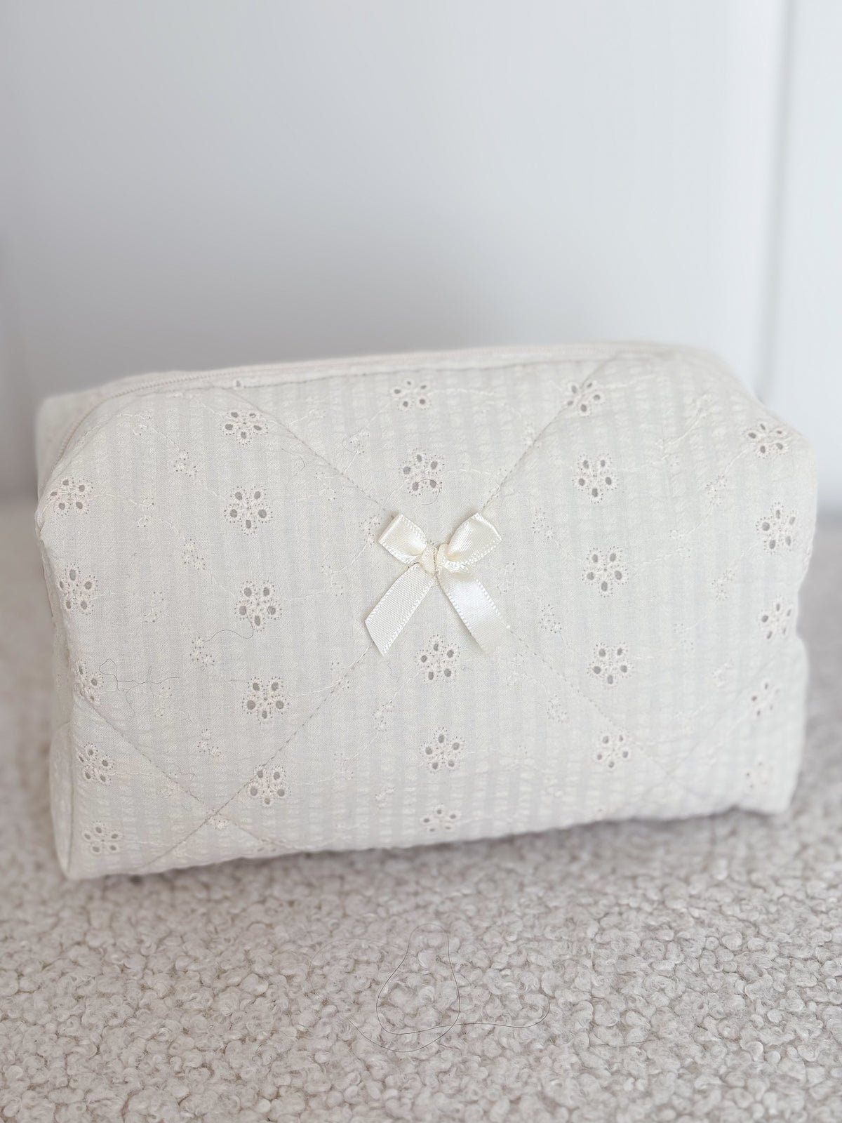 Trousse beauté matelassée brodée écrue – Céleste