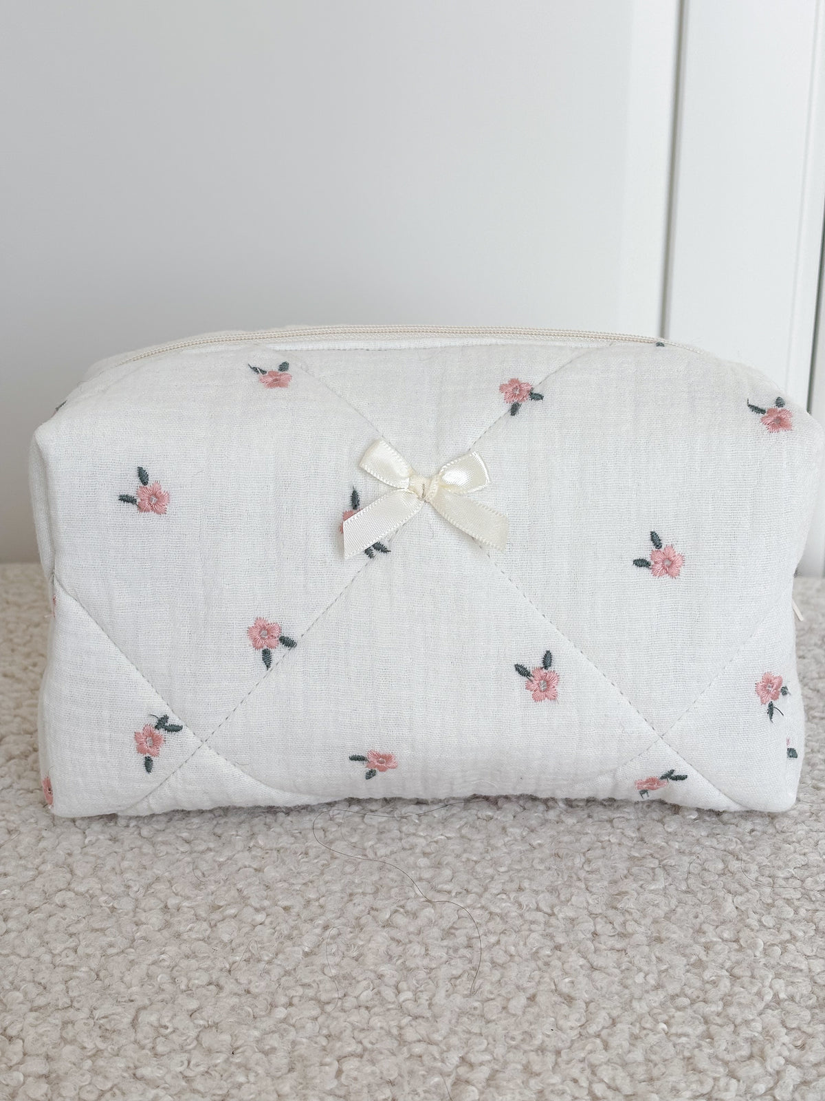 Trousse beauté matelassée brodée fleurie – Eglantine