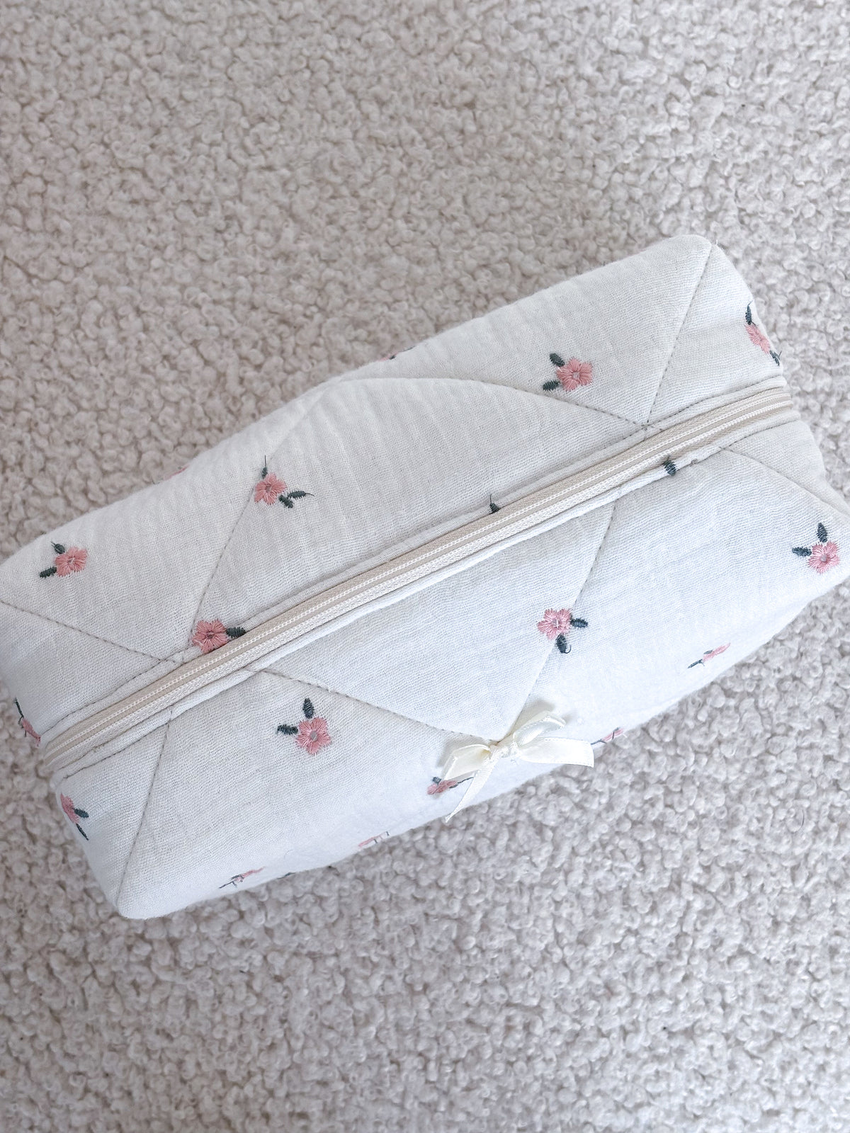 Trousse beauté matelassée brodée fleurie – Eglantine