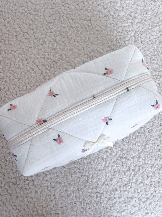 Trousse beauté matelassée brodée fleurie – Eglantine