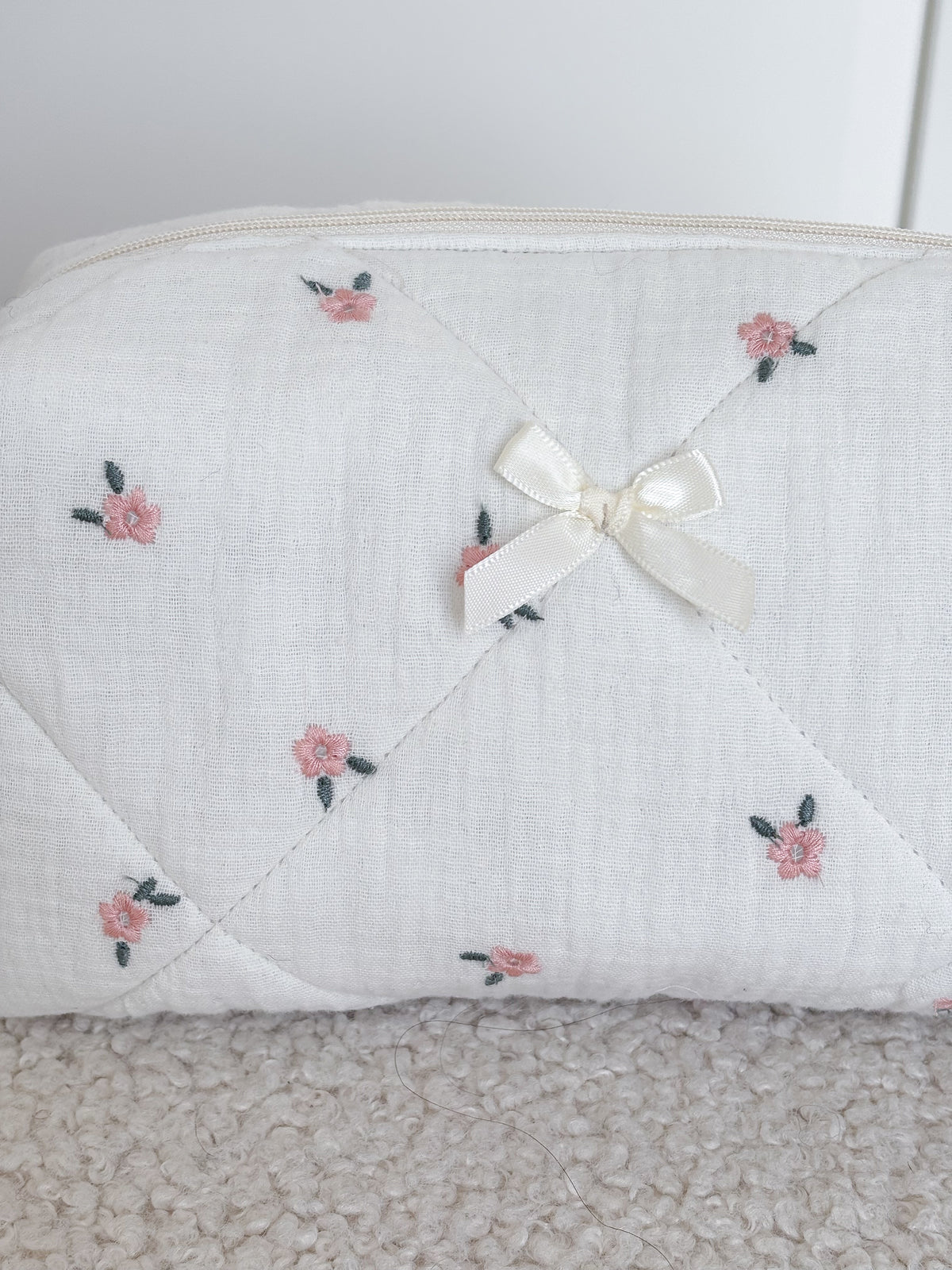 Trousse beauté matelassée brodée fleurie – Eglantine