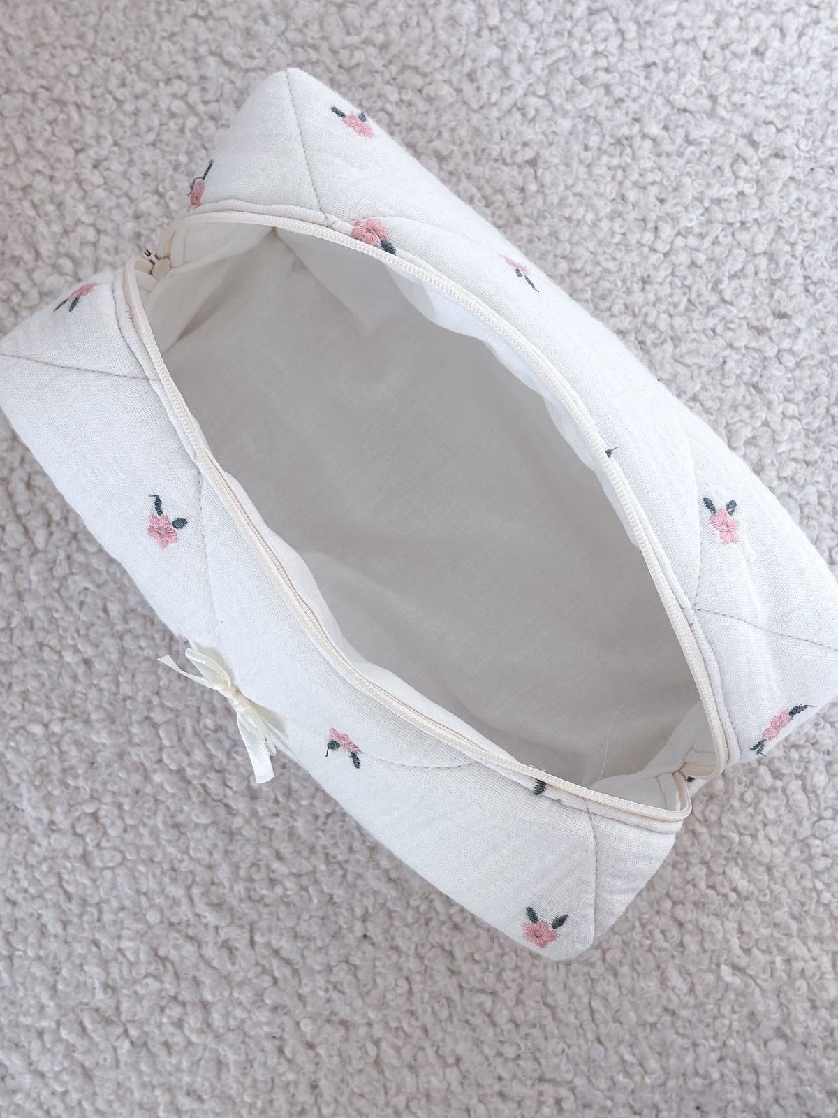 Trousse beauté matelassée brodée fleurie – Eglantine