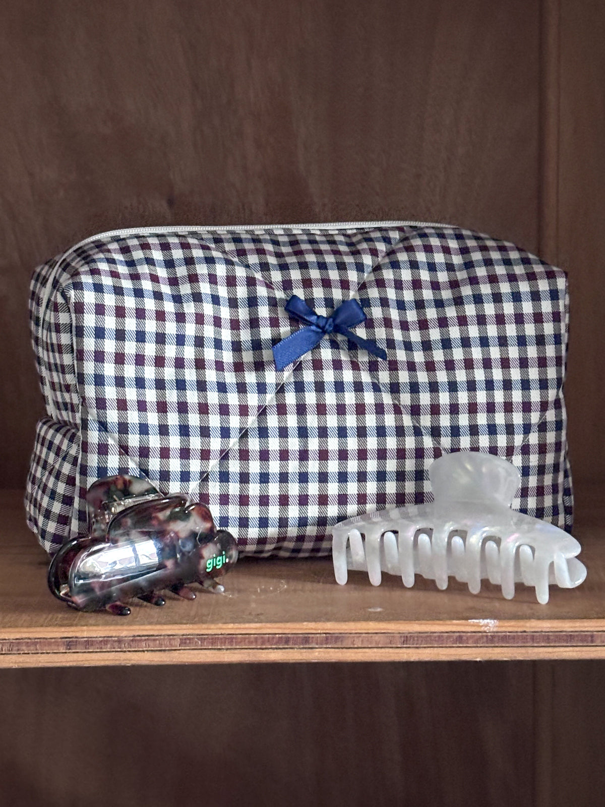 Trousse beauté matelassée à carreaux marine, prune et écru – Bérénice