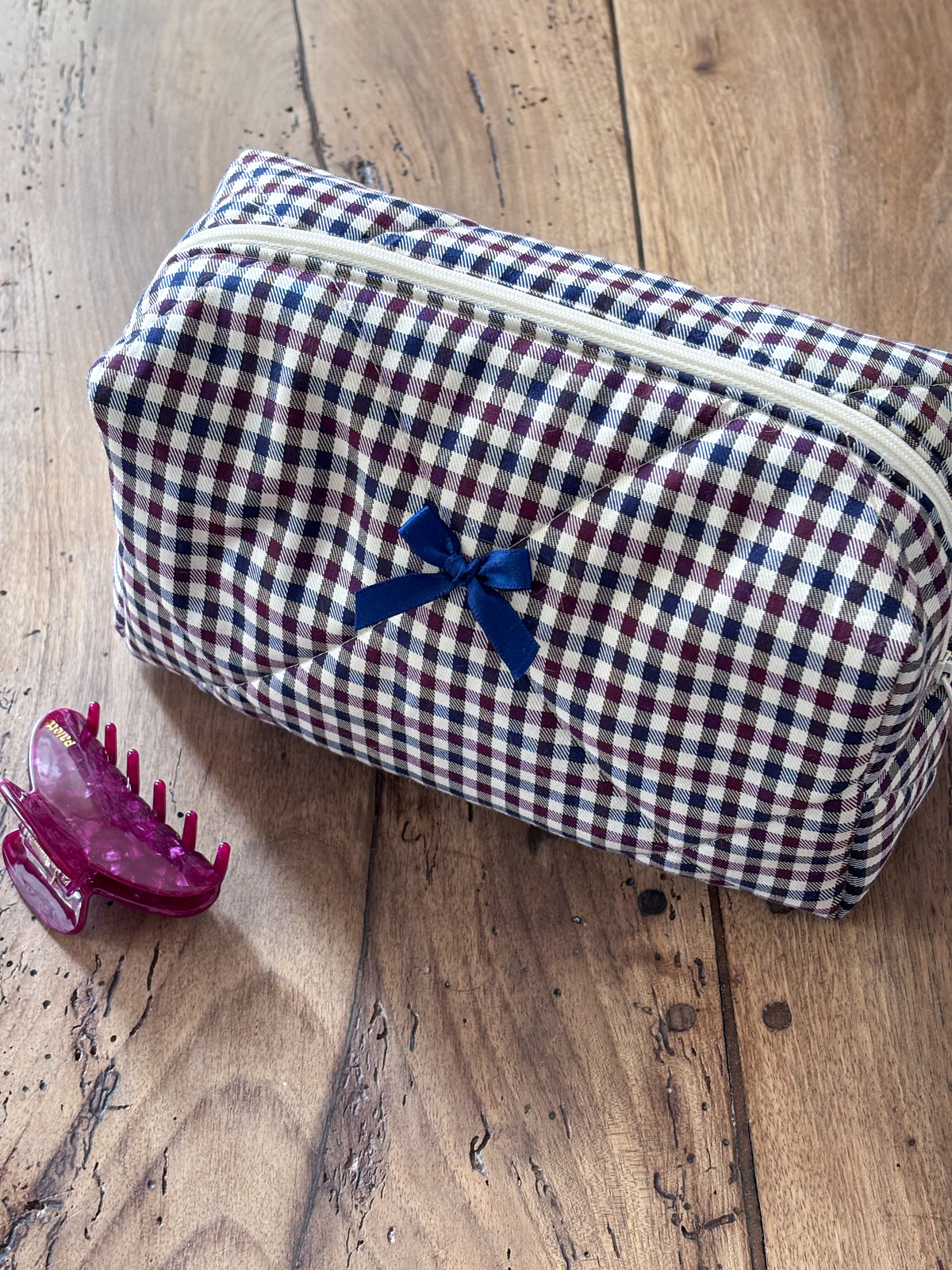 Trousse beauté matelassée à carreaux marine, prune et écru – Bérénice