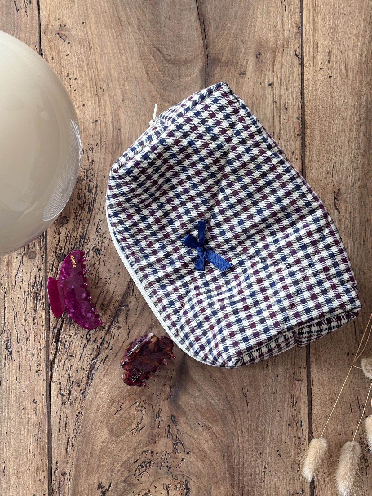 Trousse beauté matelassée à carreaux marine, prune et écru – Bérénice