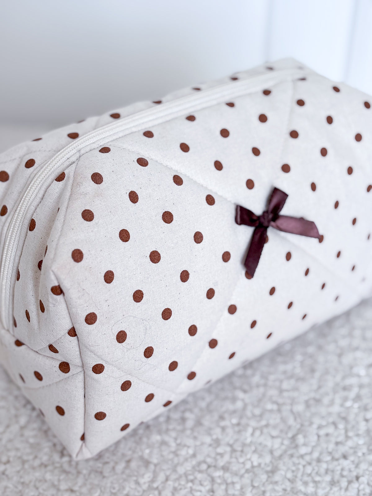 Trousse beauté matelassée écrue pois marron – Alma