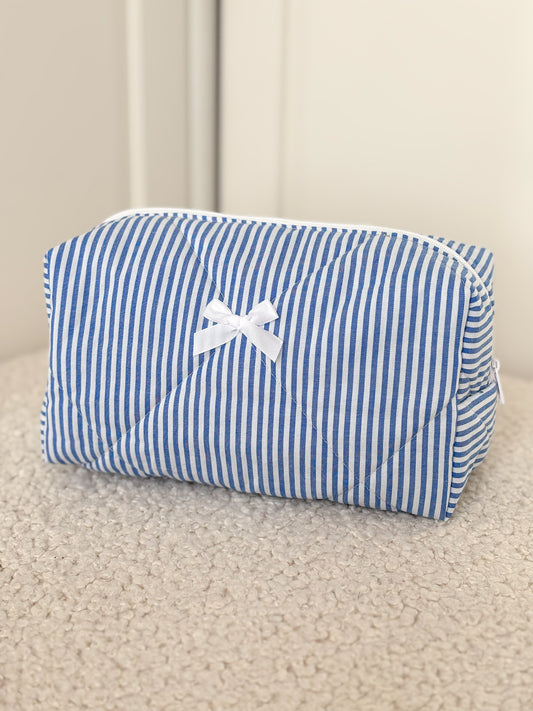 Trousse beauté matelassée rayée blanc et bleu – Capucine