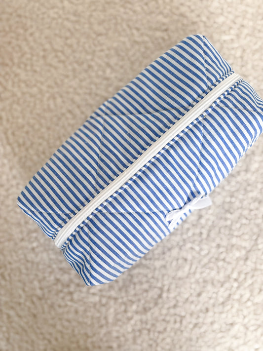 Trousse beauté matelassée rayée blanc et bleu – Capucine