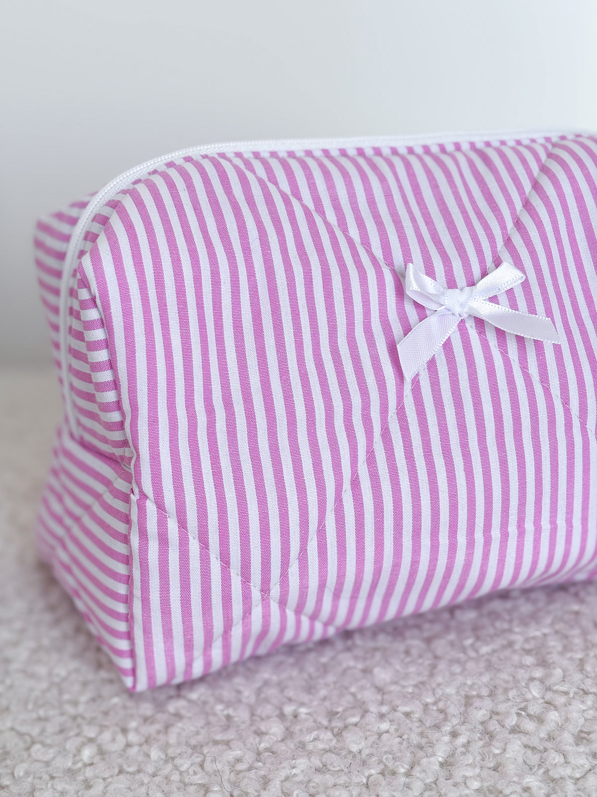 Trousse beauté matelassée rayée blanc et rose – Capucine