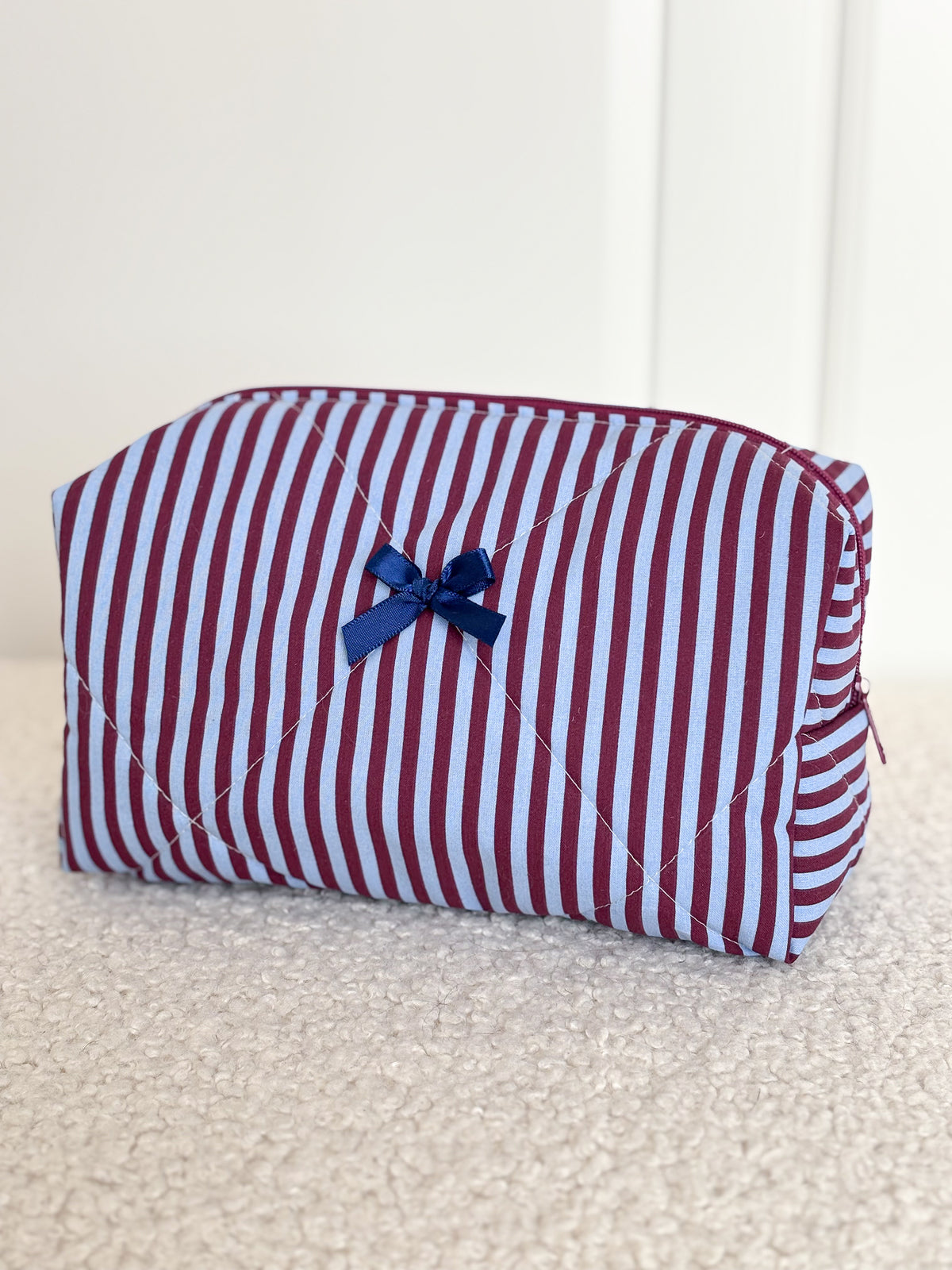 Trousse beauté matelassée rayée bordeaux et bleu – Victoire