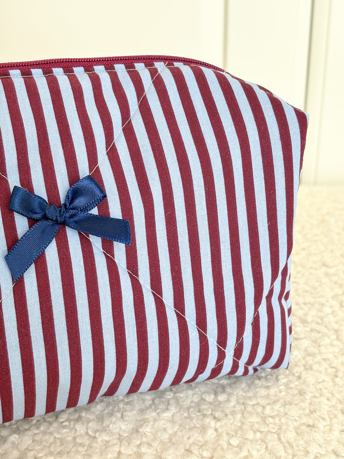 Trousse beauté matelassée rayée bordeaux et bleu – Victoire