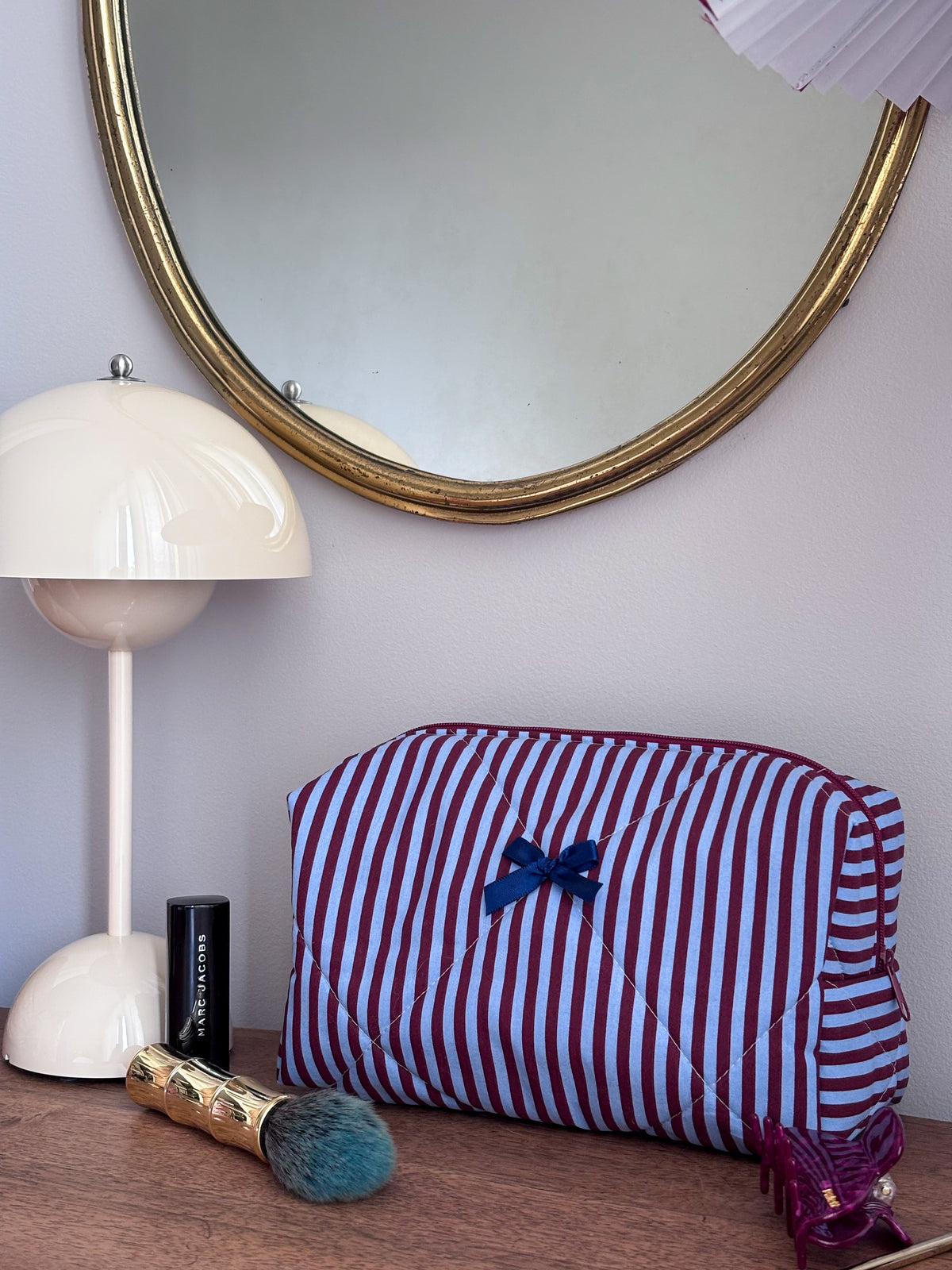 Trousse beauté matelassée rayée bordeaux et bleu – Victoire