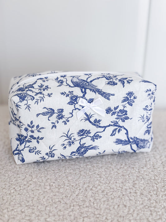 Trousse beauté matelassée toile de Jouy bleue  – Joséphine