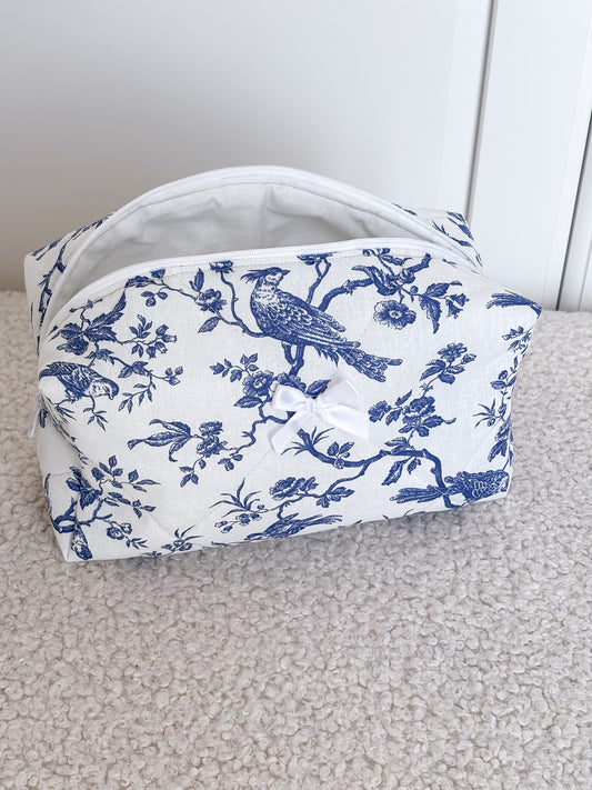 Trousse beauté matelassée toile de Jouy bleue  – Joséphine